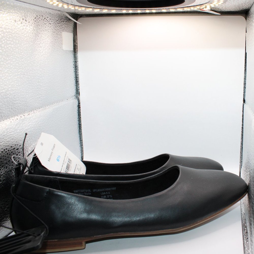 Casual black leather shoes.